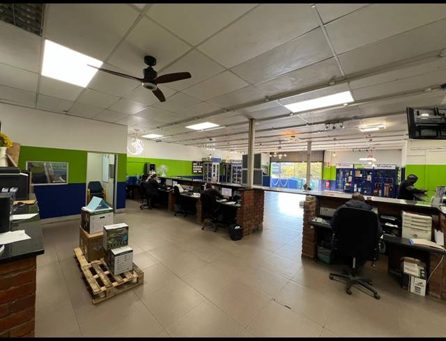 1,300M² WAREHOUSE TO LET IN FERNDALE